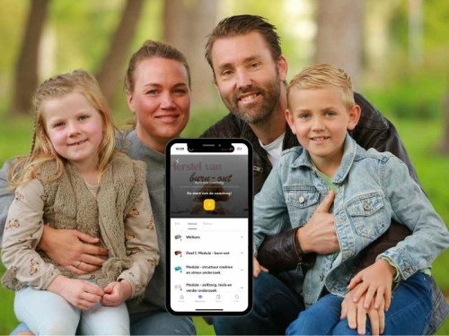 Blij gezin na het herstellen van een burn-out door online burn-out coaching