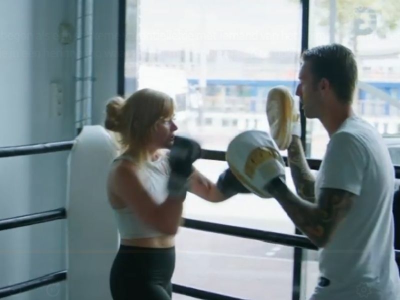 Bokstherapie in Haarlem Een vrouw en een bokstherapeut