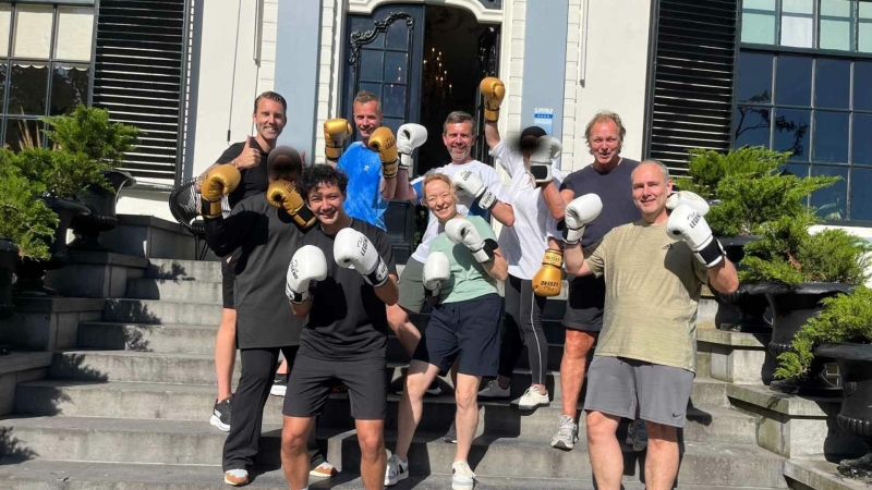 Een groep deelnemers die meededen met een boksworkshop persoonlijk leiderschap