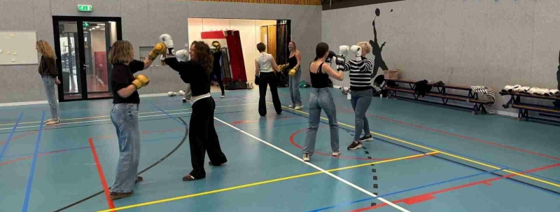 Boksworkshops bij ROC van Amsterdam Groep deelnemers die boksen om hun persoonlijk leiderschap te verbeteren