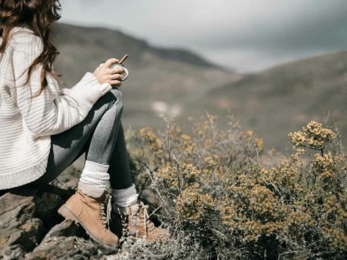 Een vrouw die buiten zit en is hersteld via onze burn-out coaching