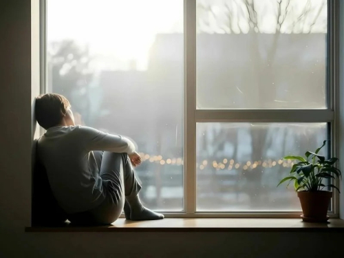 Een persoon kijkt naar buiten die is hersteld van ons stress herstel programma