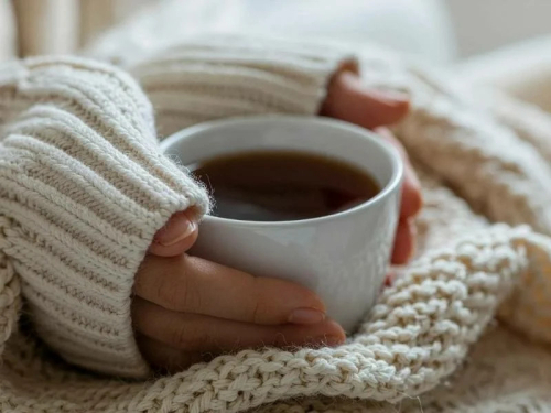 Een vrouw die een kopje koffie drinkt tijdens ons stress herstel programma