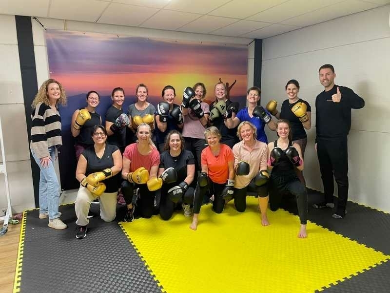 Een groep fysiotherapeuten die een boksworkshop doen