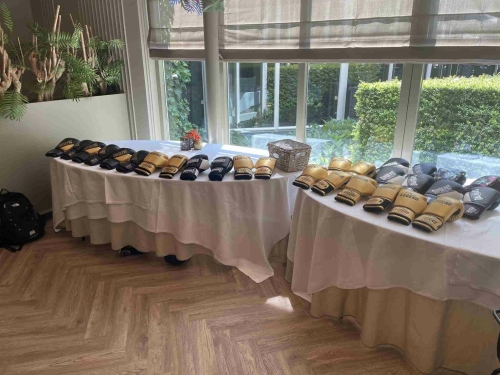 Team werkt samen tijdens een bokstraining om communicatie en samenwerking te verbeteren