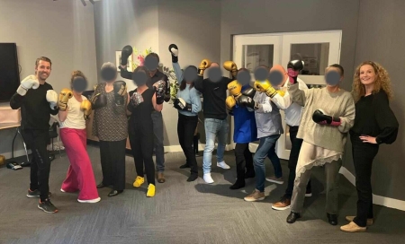 Team werkt samen tijdens een bokstraining om communicatie en samenwerking te verbeteren