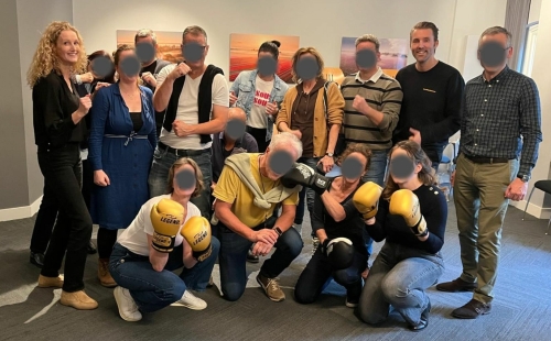 Team werkt samen tijdens een bokstraining om communicatie en samenwerking te verbeteren