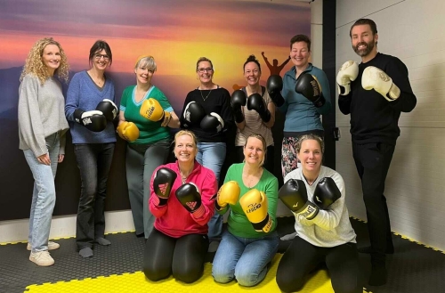 Team werkt samen tijdens een bokstraining om communicatie en samenwerking te verbeteren