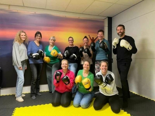 Team werkt samen tijdens een bokstraining om communicatie en samenwerking te verbeteren
