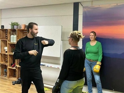 Team werkt samen tijdens een bokstraining om communicatie en samenwerking te verbeteren