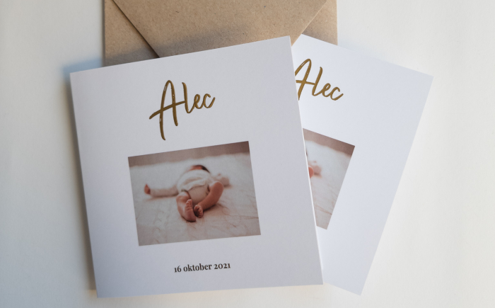 alec-vierkant-geboortekaartje-jongen-met-goudfolie-en-foto-newborn-voor met envelop 2