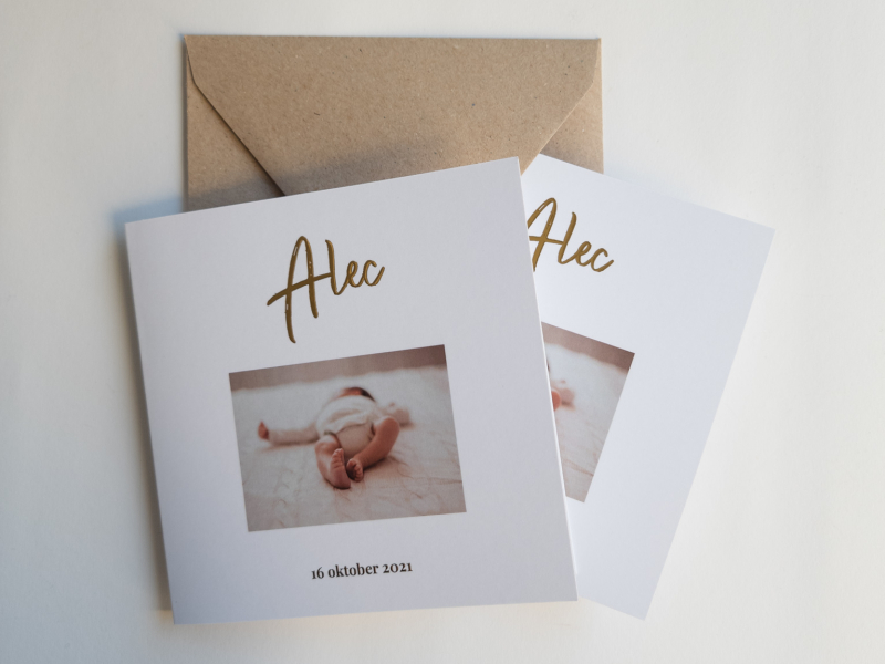 alec-vierkant-geboortekaartje-jongen-met-goudfolie-en-foto-newborn-voor met envelop 2