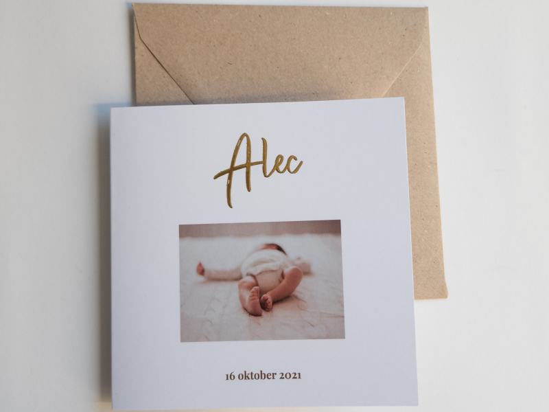 alec-vierkant-geboortekaartje-jongen-met-goudfolie-en-foto-newborn-voor met envelop