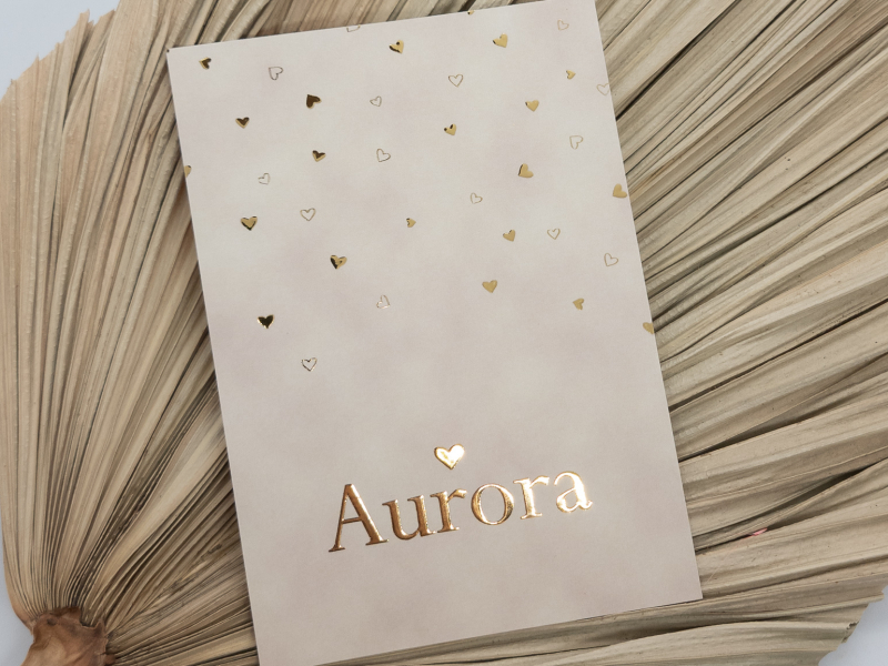 geboortekaartje zand beige velvet look velours fluweel print met goudfolie en hartjes Aurora