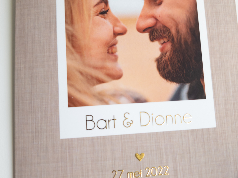 Bart en Dionne vierkante trouwkaart met goudfolie polaroid foto en linnen lookachtergrond binnenkant