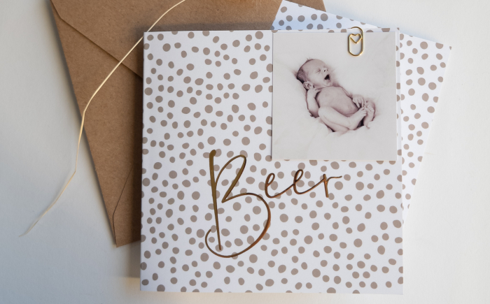 Beer vierkant geboortekaartje jongens met goudfolie en grijsbeige stipjes met fotokaartje en paperclip sfeer