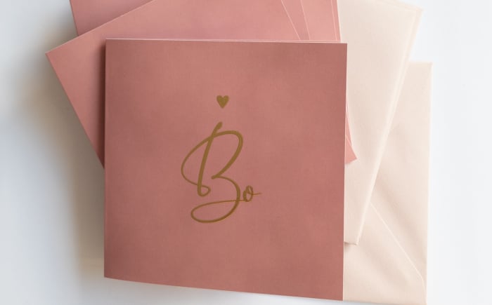 Bo vierkant geboortekaartje meisje met goudfolie en roze velvet velours fluweel look met envelop stapel