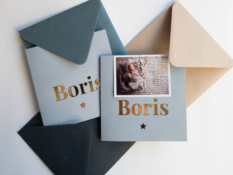 Boris vierkant geboortekaartje met goudfolie en blauwe velvet velours fluweel look met foto sfeer