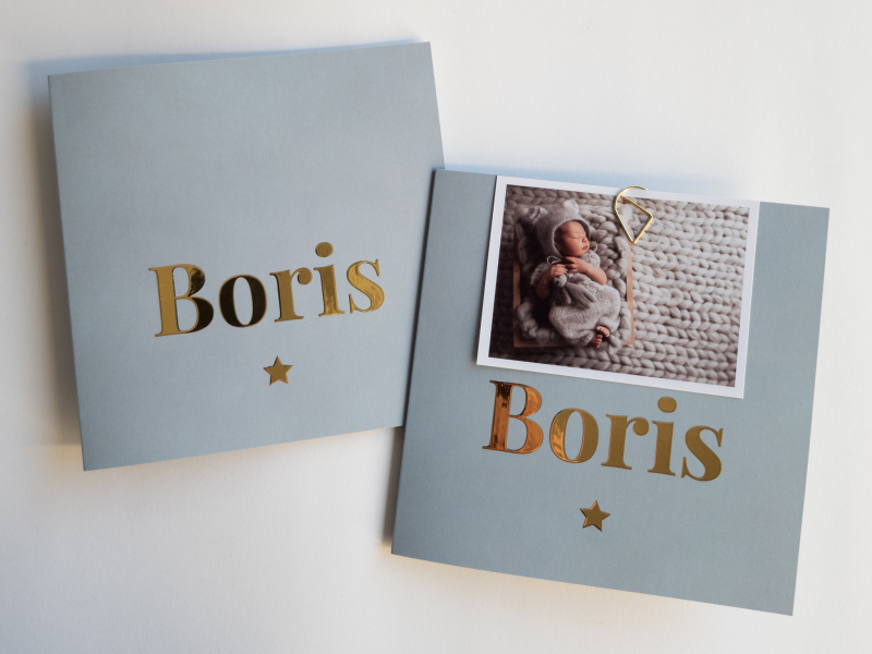 Boris vierkant geboortekaartje met goudfolie en blauwe velvet velours fluweel look met foto sfeer
