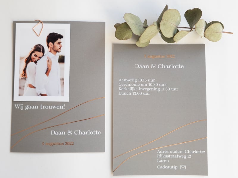 Daan en Charlotte trouwkaart poeder groen oudgroen met golvende lijnen in koperfolie roséfolie met foto en paperclip voor met 3 bijpassende enveloppen