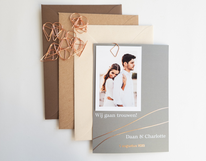 Daan en Charlotte trouwkaart poeder groen oudgroen met golvende lijnen in koperfolie roséfolie met foto en paperclip voor met 3 bijpassende enveloppen