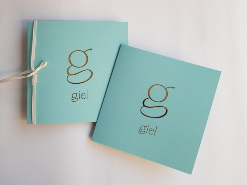 Giel vierkant geboortekaartje jongen met goudfolie minimalistisch in aqua blauw met initiaal 2