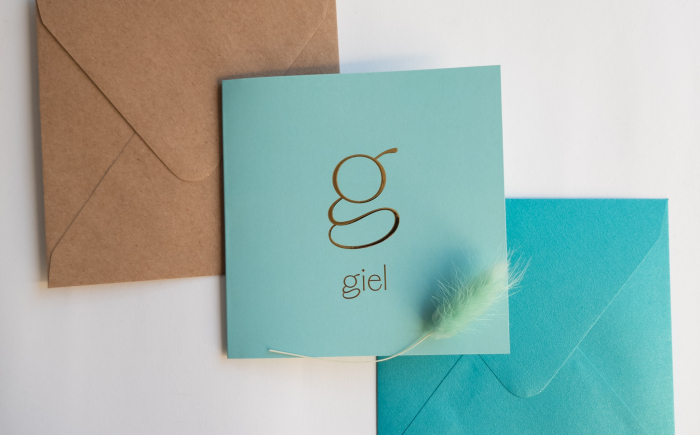 Giel vierkant geboortekaartje jongen met goudfolie minimalistisch in aqua blauw met initiaal met 2 bijpassende enveloppen