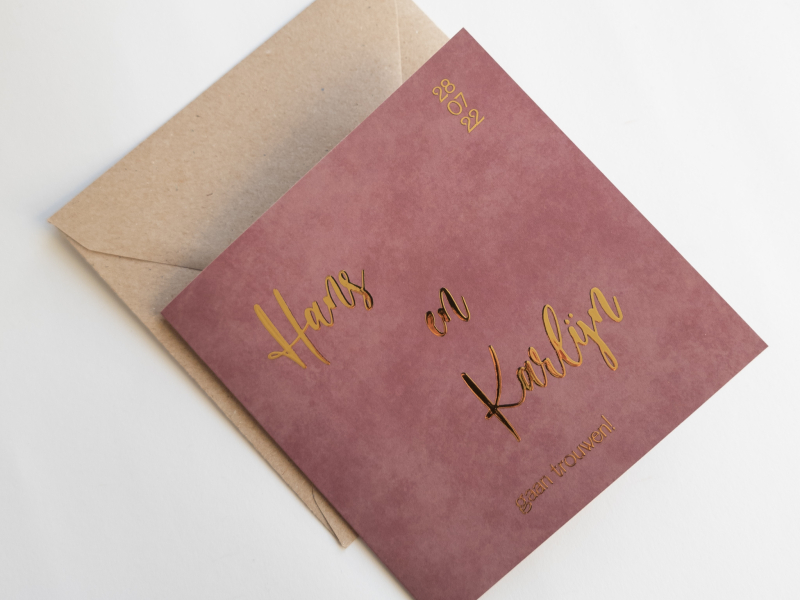 Hans en Karlijn vierkante trouwkaart met goudfolie en roze rode velvet velours fluweel look sfeer