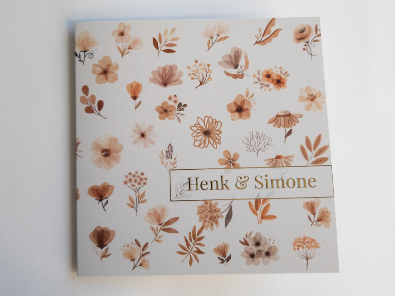 Henk en Simone vierkante trouwkaart met goudfolie en droogbloemen print alleen kaart