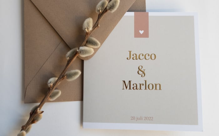 Jacco en Marlon vierkante trouwkaart met goudfolie naturel beige en bruin tinten met hartje close up