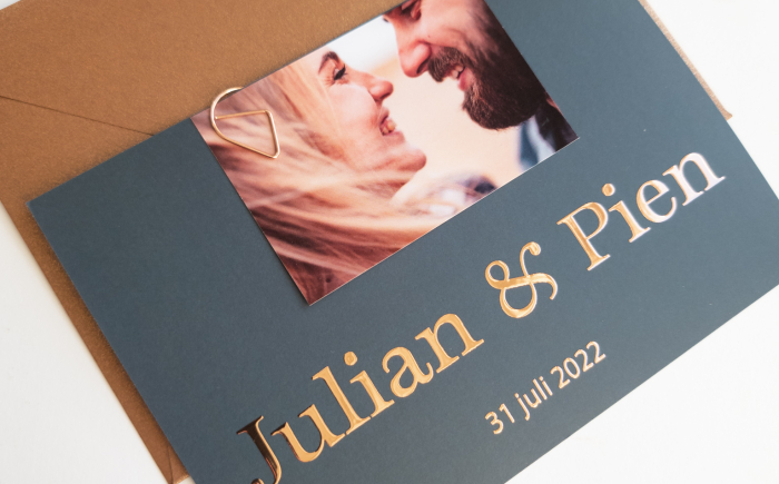 Julian en Pien trouwkaart petrol groen blauw met koperfolie roséfolie met foto en paperclip met en zonder foto sfeer