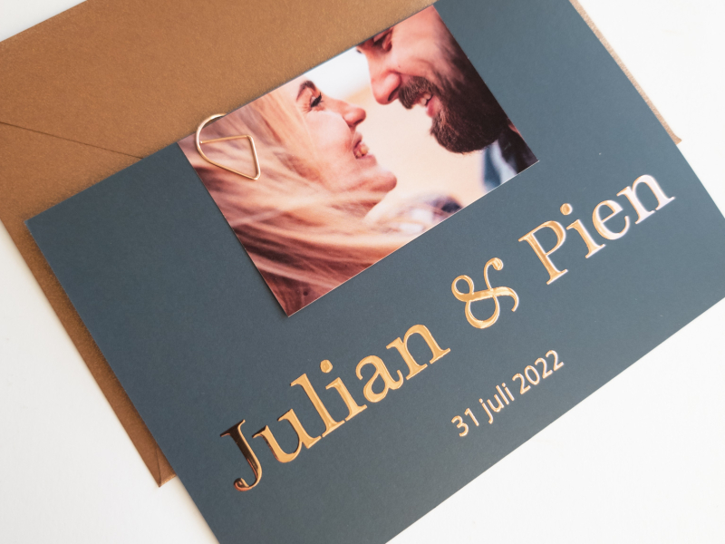 Julian en Pien trouwkaart petrol groen blauw met koperfolie roséfolie met foto en paperclip met en zonder foto sfeer