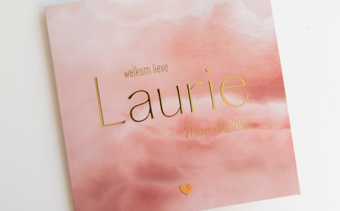 Laurie vierkant geboortekaartje meisje met goudfolie en roze watercolor close up