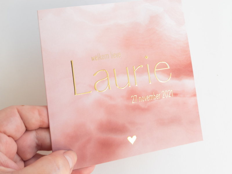 Laurie vierkant geboortekaartje meisje met goudfolie en roze watercolor hand
