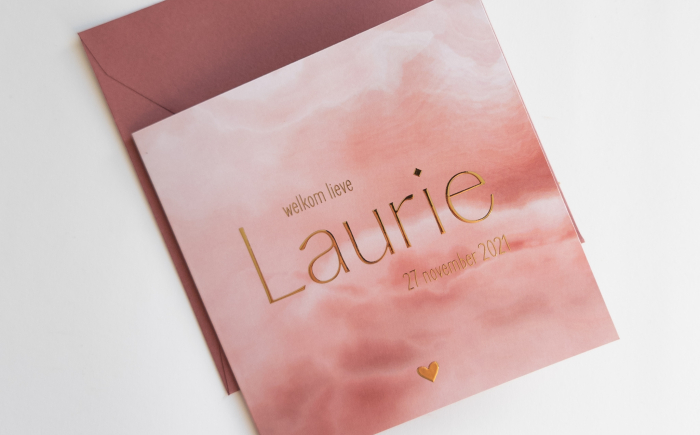 Laurie vierkant geboortekaartje meisje met goudfolie en roze watercolor met envelop
