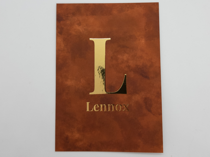 geboortekaartje jongen met goudfolie roestbruin watercolor met grote hoofdletter Lennox