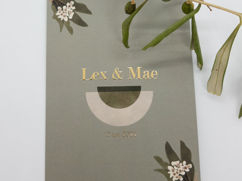 luxe trouwkaart met goudfolie groen watercolor lex en mae