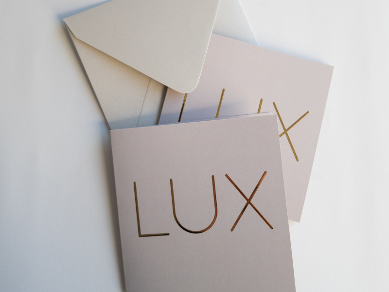 Lux vierkant geboortekaartje jongen met goudfolie minimalistisch beige zand met envelop sfeer