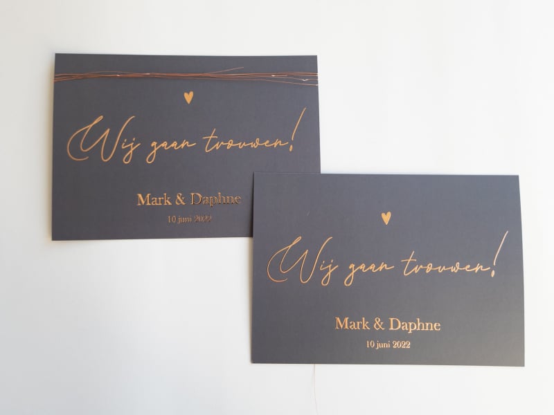 Mark en Daphne trouwkaart donker blauw grijs met koperfolie roséfolie kaart met koperdraad
