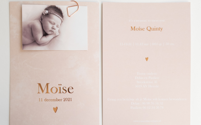 Moïse geboortekaartje  zacht roze beige watercolor met koperfolie roséfolie en foto met paperclip voor en achterkant