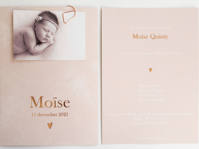 Moïse geboortekaartje  zacht roze beige watercolor met koperfolie roséfolie en foto met paperclip voor en achterkant