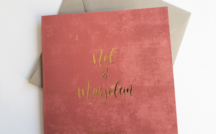 Nol en Marjolein vierkante trouwkaart met goudfolie en roze rode velvet velours fluweel look kaart close up