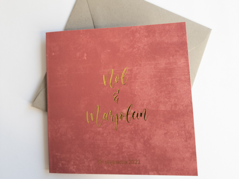 Nol en Marjolein vierkante trouwkaart met goudfolie en roze rode velvet velours fluweel look kaart close up