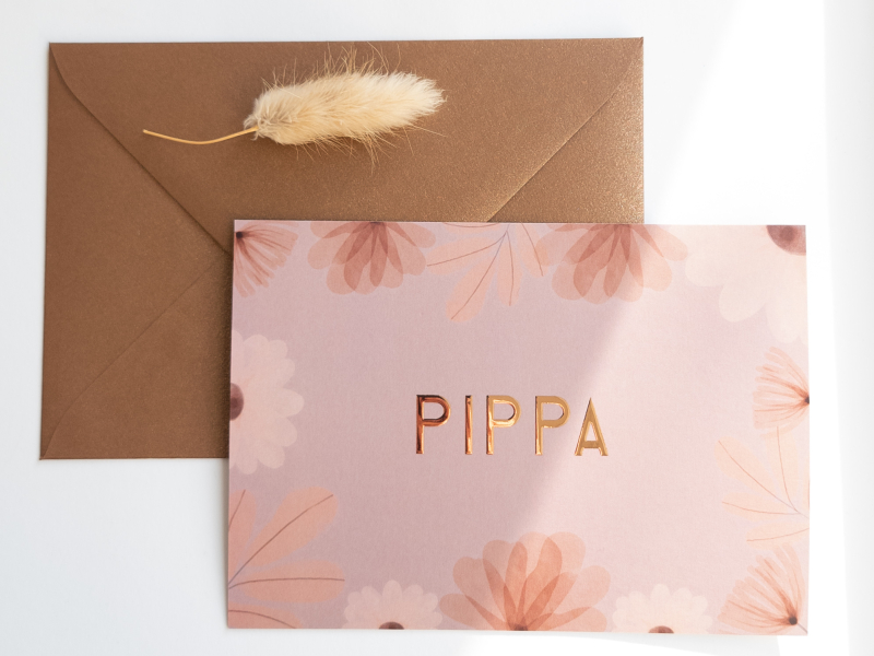 Pippa geboortekaartje met bloemenrand droogbloemen in oud roze beige met koperfolie roséfolie sfeer