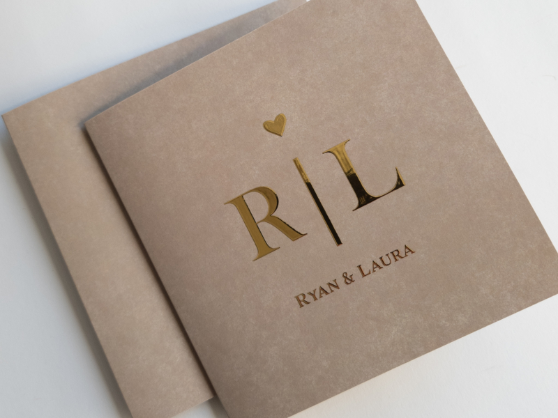 Ryan en Laura vierkante trouwkaart met goudfolie en beige zand velvet velours fluweel look 2 kaarten