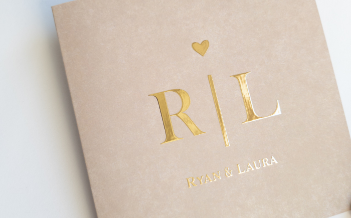 Ryan en Laura vierkante trouwkaart met goudfolie en beige zand velvet velours fluweel look 2 kaarten