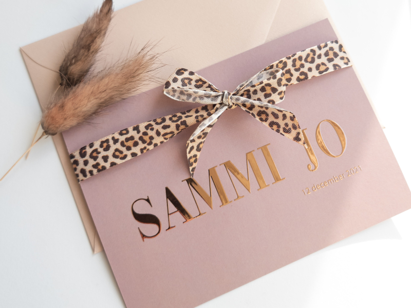 Sammi Jo geboortekaartje zacht roze beige  koperfolie roséfolie met luipaard panter print strik lint