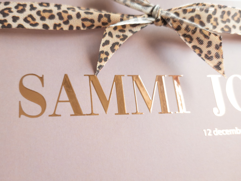 Sammi Jo geboortekaartje zacht roze beige  koperfolie roséfolie met luipaard panter print strik lint close up