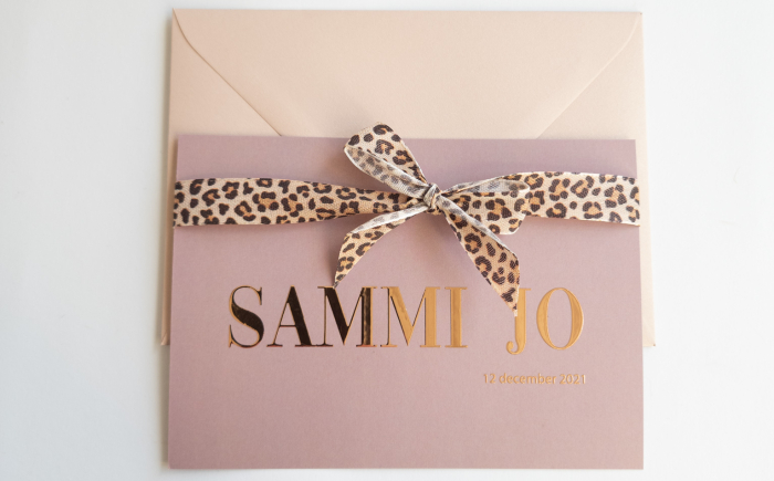 Sammi Jo geboortekaartje zacht roze beige  koperfolie roséfolie met luipaard panter print strik lint envelop