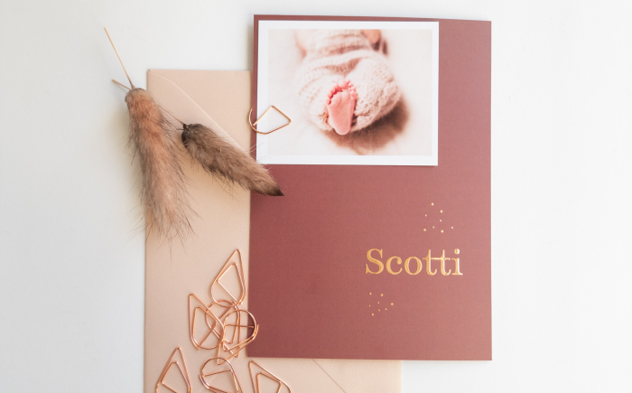 Scotti geboortekaartje bruin rood herfst kleur met koperfolie roséfolie en foto met paperclip close up